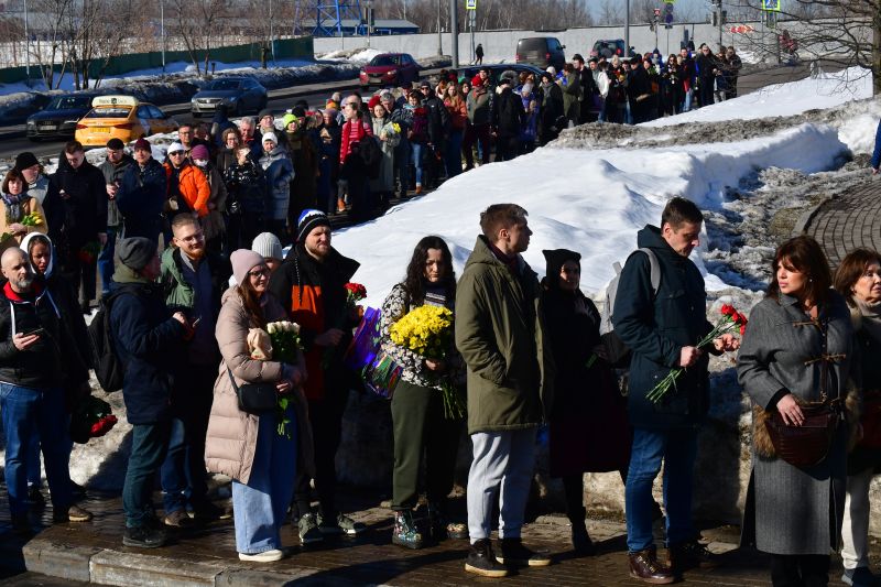  Hundreds queue in Moscow to visit grave of Putin critic Navalny