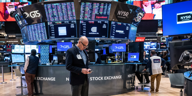  Dow tumbles 475 points, S&P 500 suffers worst day since January as inflation woes erupt